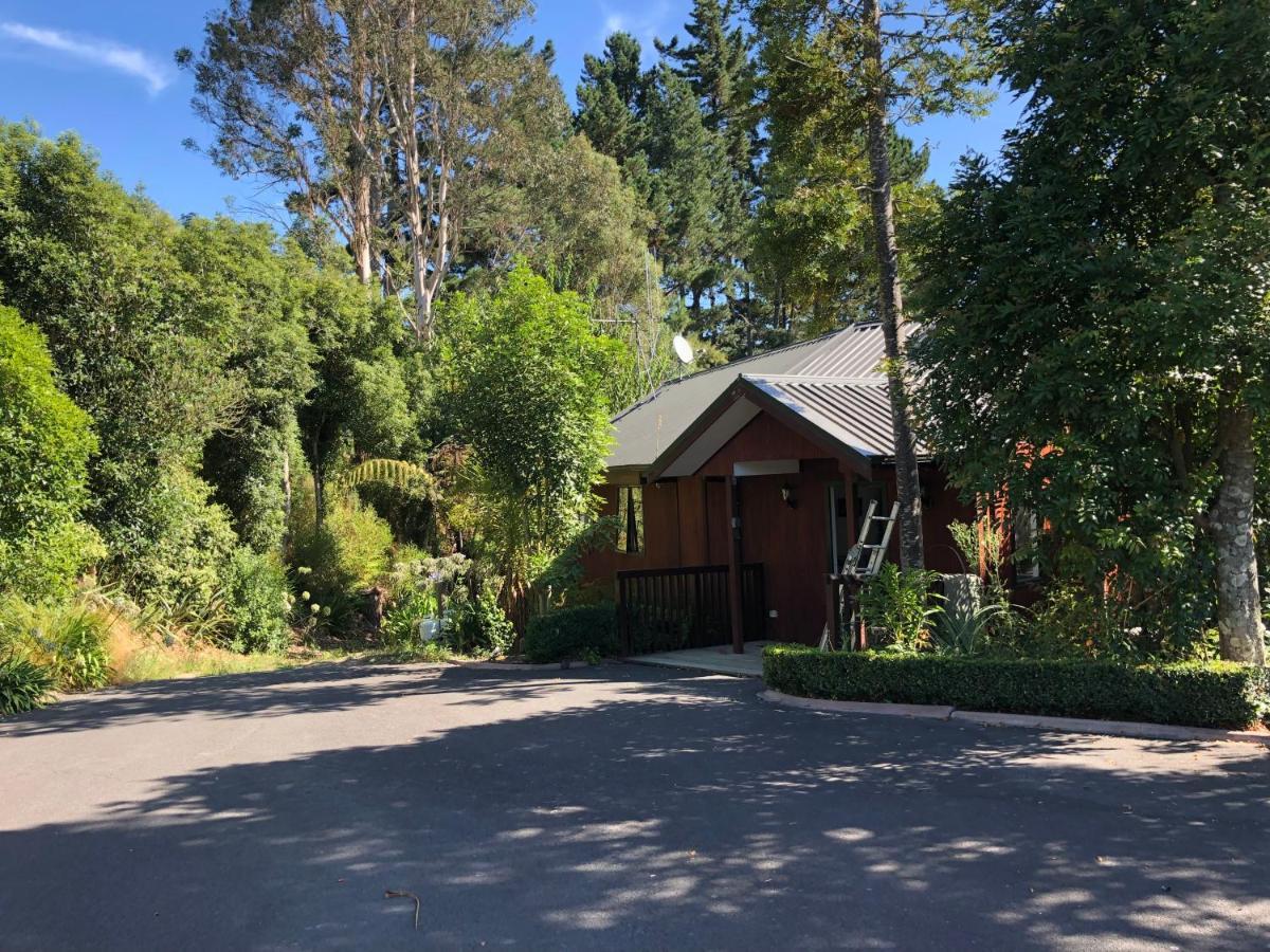 Peaceful In Beautiful Landscaped Native Bush Gully Chalet *