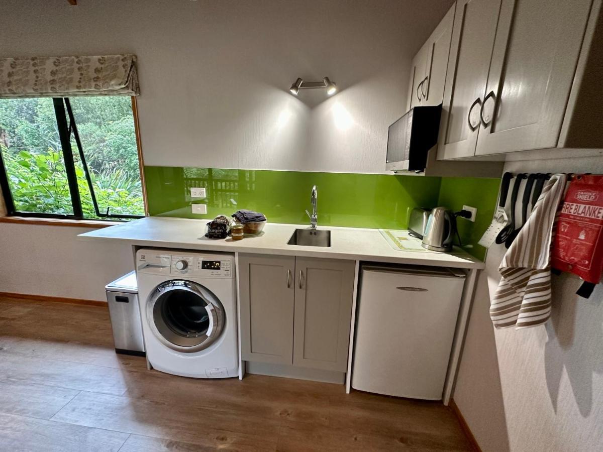 Peaceful In Beautiful Landscaped Native Bush Gully Chalet *