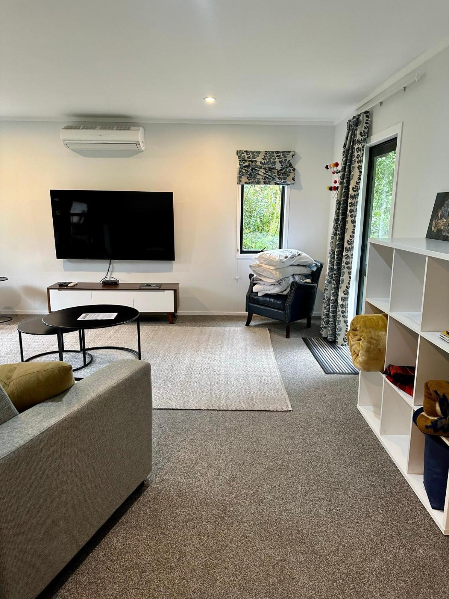 Peaceful In Beautiful Landscaped Native Bush Gully