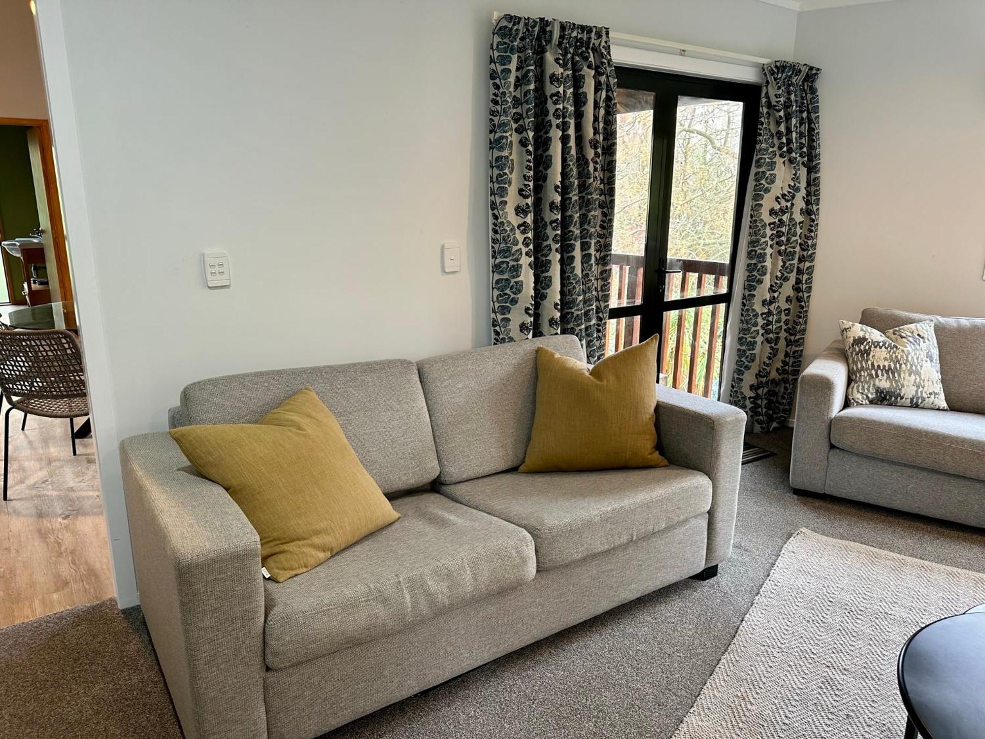 Peaceful In Beautiful Landscaped Native Bush Gully Chalet Tamahere