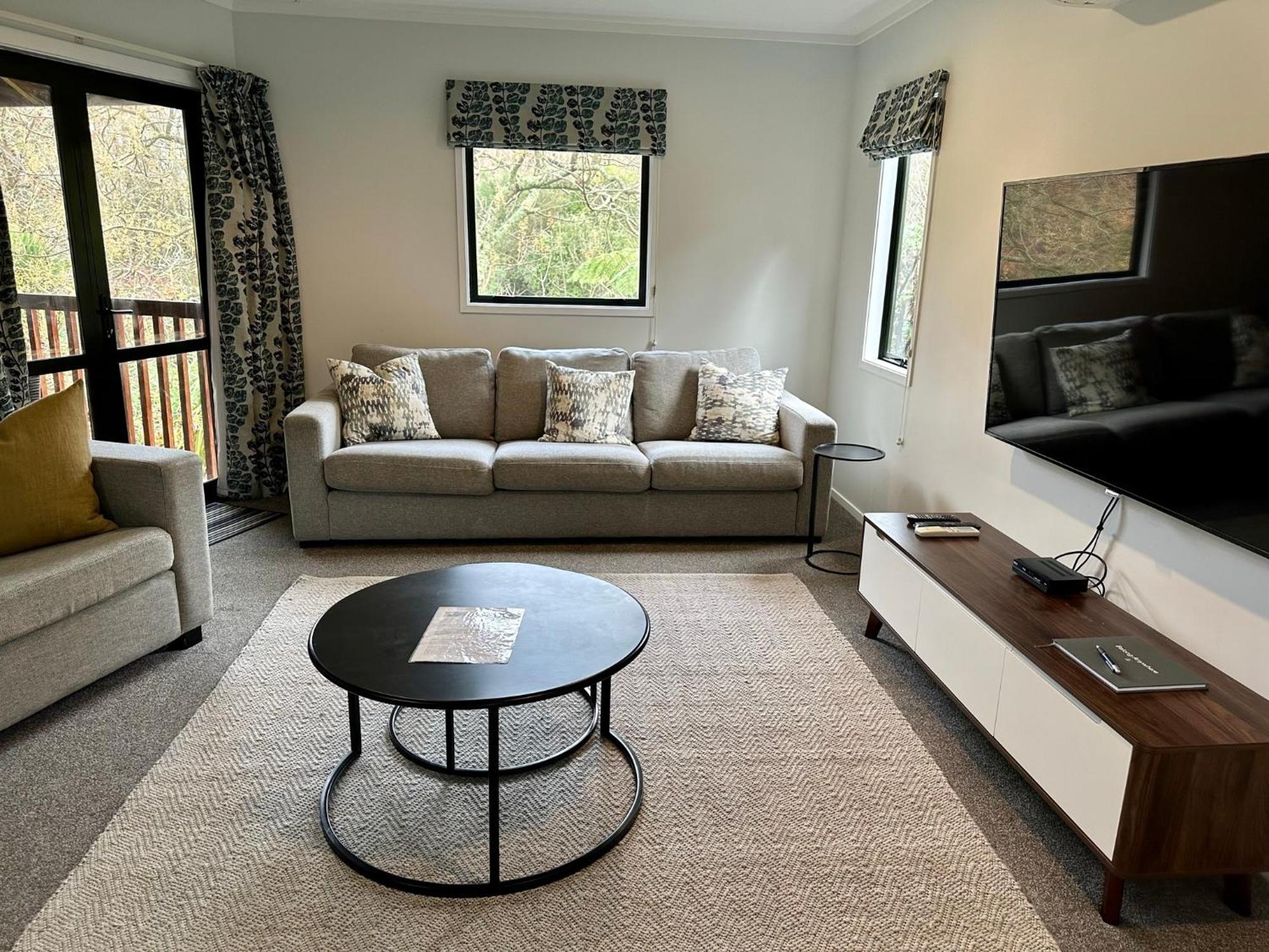 Peaceful In Beautiful Landscaped Native Bush Gully Chalet